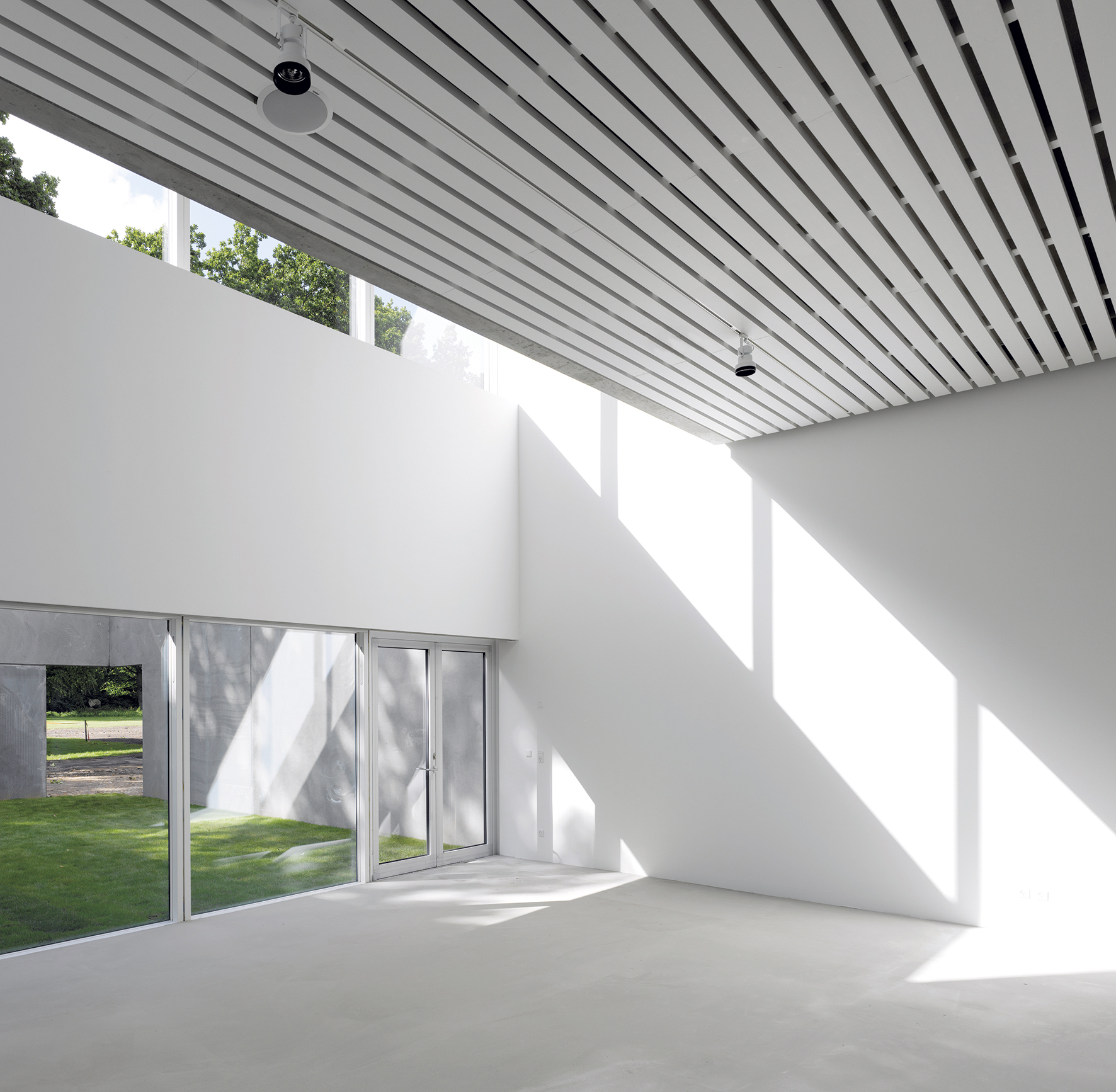 Præsenterer udstillinger af samtidskunst